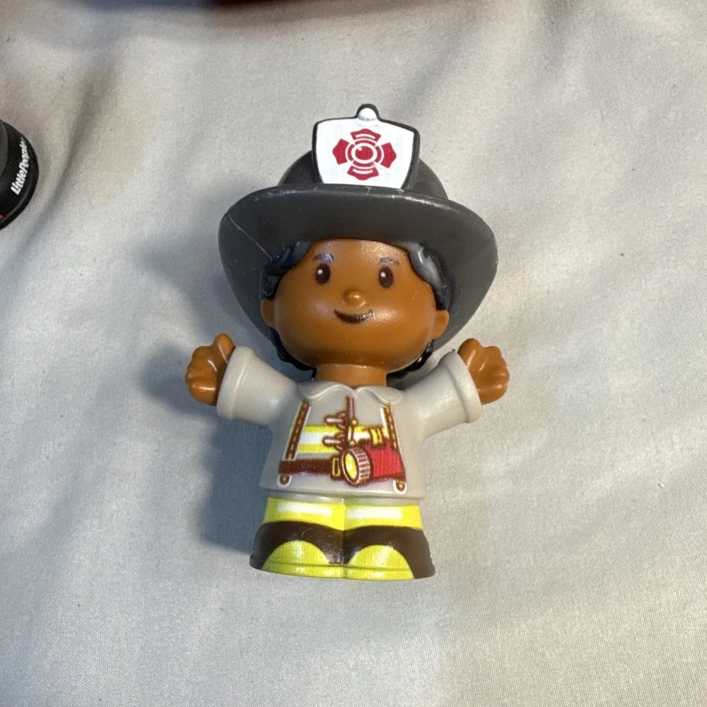 Fisher-Price Little People Fire Truck & Ladder Truck w/ 2 Figures M0127 2012